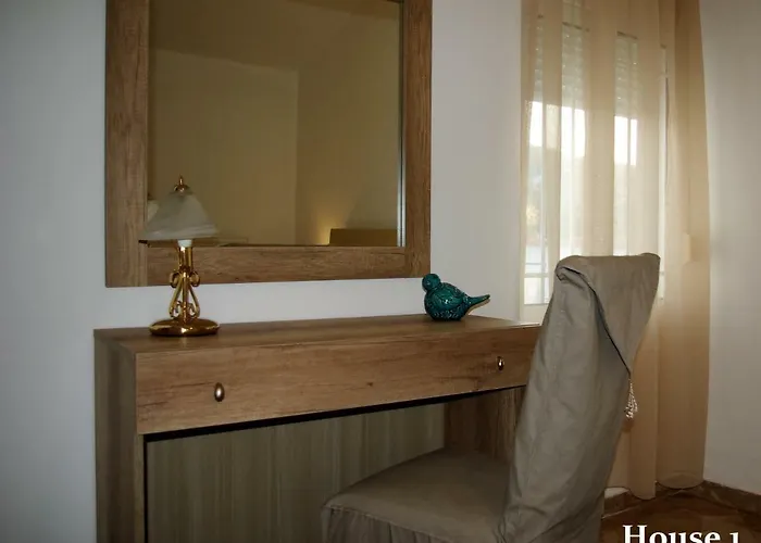 Lazy Cat House بيت للعطل